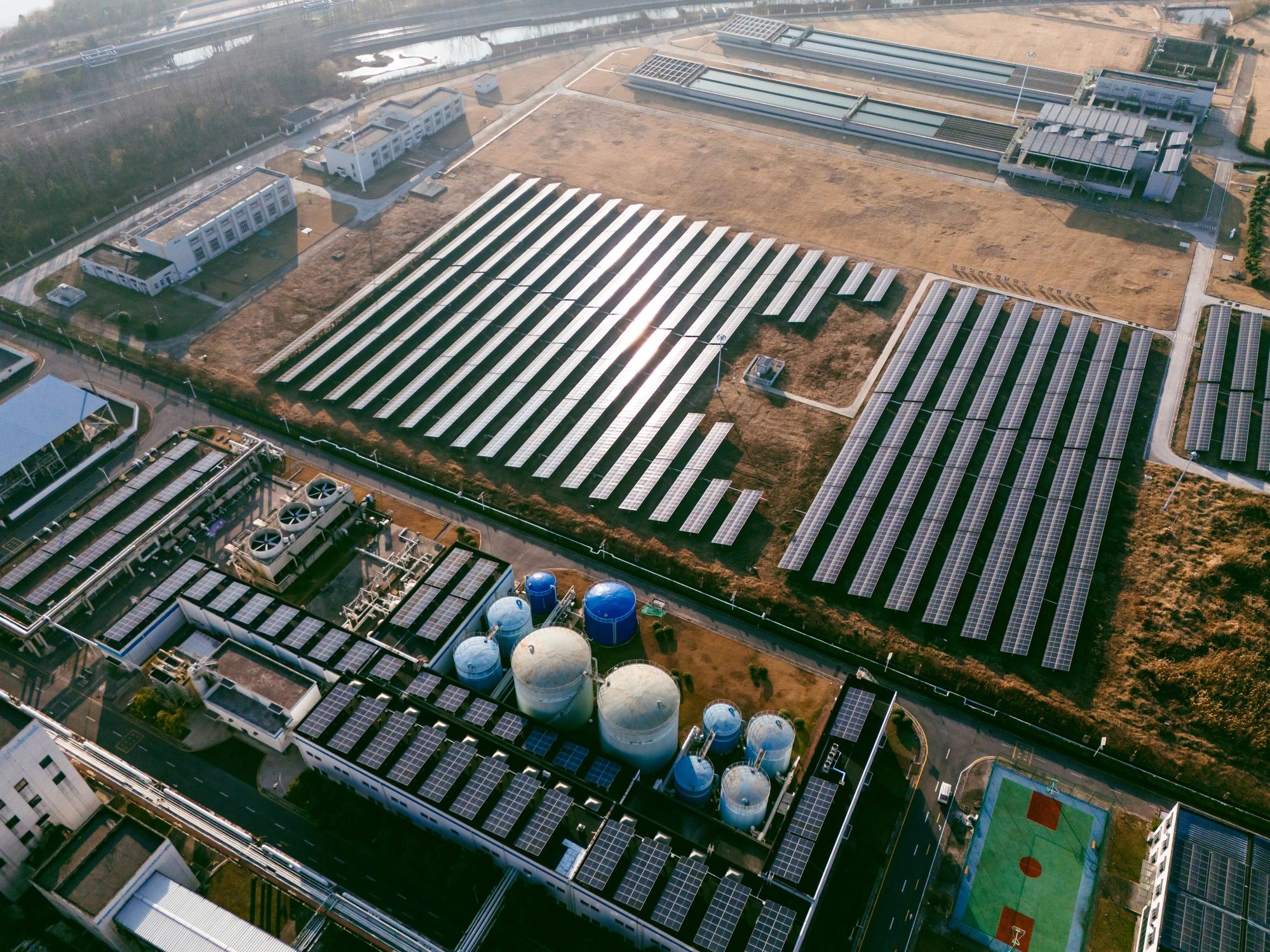 An aerial view of solar panels on a grassy field.